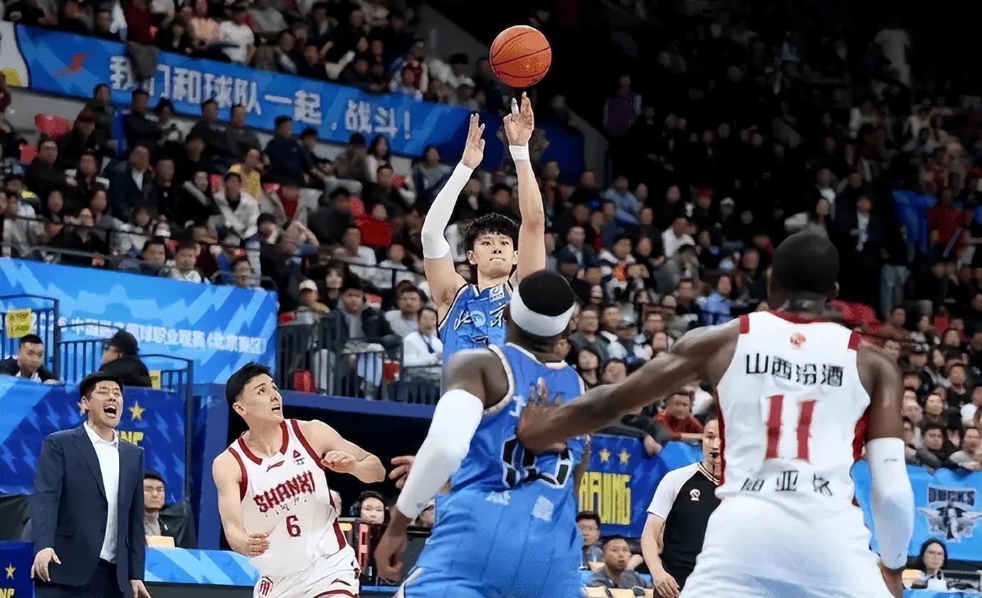 开云体育下载-曾凡博腰伤麻烦了！归期待定，顺便恢复手指伤势，许利民压力山大